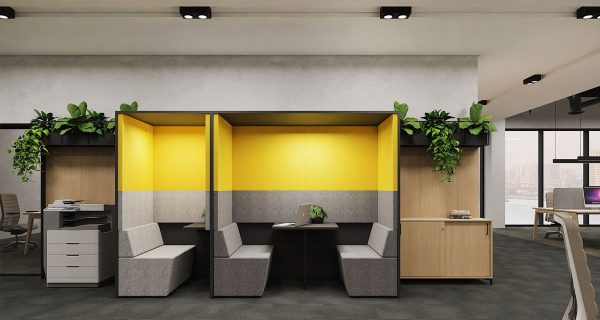 Kantine met daarin twee akoestische werkplekken. Links zien we een tweepersoons stiltewerkplek in geel met grijs. En rechts een vierpersoons stiltewerkplek in dezelfde kleuren. Hier staan er twee treinbanken tegenover elkaar. Dit is de akoestische werkplek 2-5 personen.