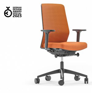 Witte achtergrond met daarop een bureaustoel. Deze bureaustoel heeft een zwart frame en oranje stoffering. Dit is de zwarte bureaustoel Surf.