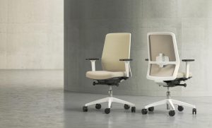 Kantooromgeving met daarin twee bureaustoelen. Allebei zijn ze een witte bureaustoel. De stoffering op de stoelen is crème. En de armleggers en wielen zijn zwart. Dit is de witte bureaustoel Surf.