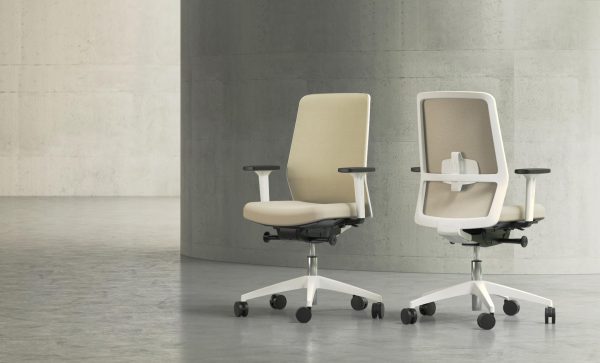 Kantooromgeving met daarin twee bureaustoelen. Allebei zijn ze een witte bureaustoel. De stoffering op de stoelen is crème. En de armleggers en wielen zijn zwart. Dit is de witte bureaustoel Surf.