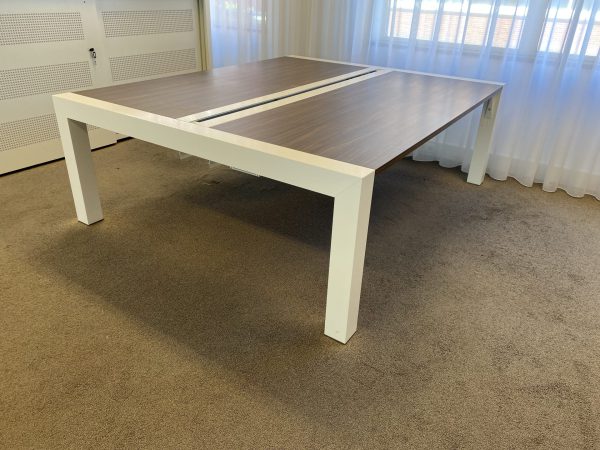 Tweedehands duo bureau met een wit frame en donker houten blad.