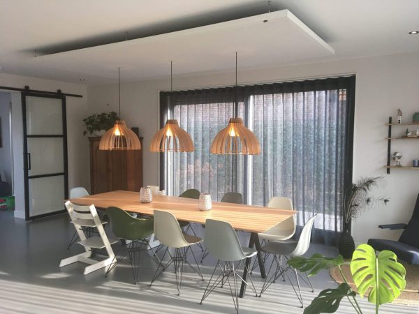 Wit akoestisch plafondpaneel met drie lampen eraan.