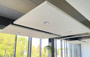 Wit akoestisch plafondpaneel met verlichting.
