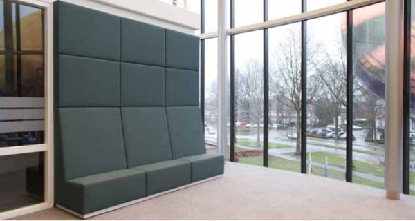 wand bank met hoge rugleuning