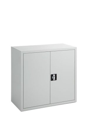 Witte achtergrond met daarvoor een kleine draaideurkast. Deze heeft twee deuren en op de rechterdeur een slot. Het is de metalen draaideurkast H74xB80xD38cm