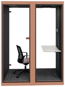 Concentratiewerkplek in het roze met een wit verstelbaar bureau erin.