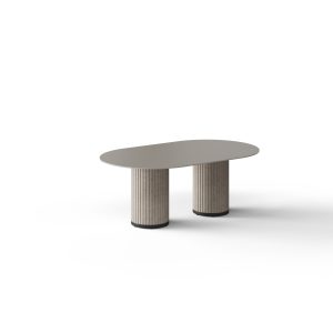 Witte achtergrond met daarop een vergadertafel. Het blad hiervan heeft ronde hoeken en eronder zitten twee kolompoten. Dit is de vergadertafel zes personen Parthos, in de kleur beige.