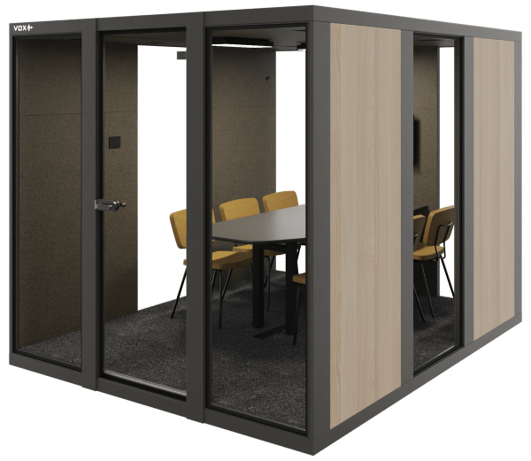 Witte achtergrond met daarop een vergadercabine. Deze is buiten bekleed met hout en binnen met zwarte akoestische panelen. Daarin staat een vergadertafel met zes vergaderstoelen eromheen.