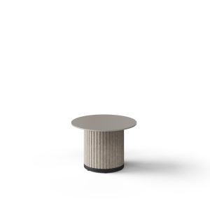 Witte achtergrond met daarop een beige ronde tafel, met een kolompoot. Dit is de ronde koffietafel 70cm Parthos.