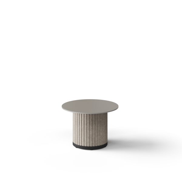 Witte achtergrond met daarop een beige ronde tafel, met een kolompoot. Dit is de ronde koffietafel 70cm Parthos.
