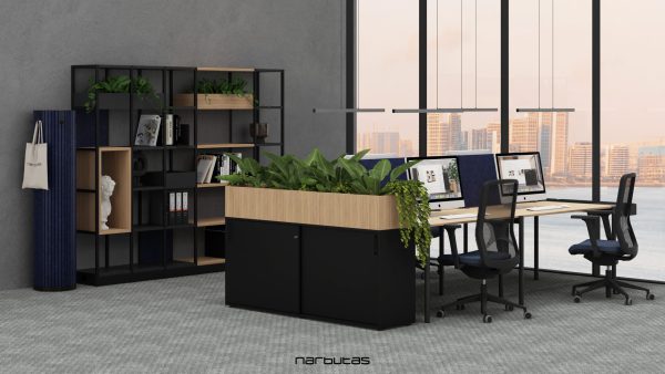 Kantoorruimte met daarin duobureaus. Langs de bureaus staat een schuifdeurkast met plantenbak.