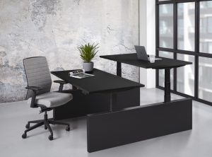 Zwart dubbel bureau met zwarte wangen en een licht grijze bureaustoel erbij.