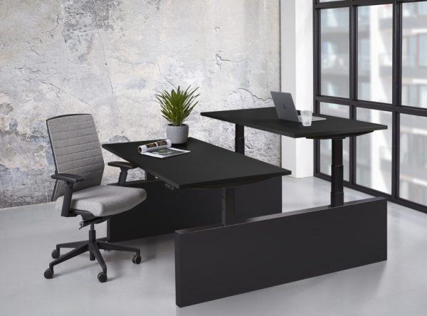 Zwart dubbel bureau met zwarte wangen en een licht grijze bureaustoel erbij.
