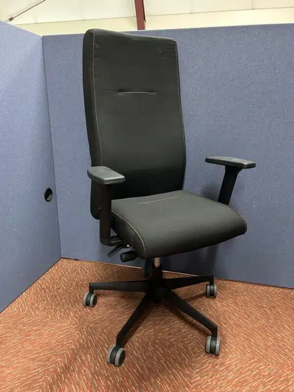 Zwarte gebruikte bureaustoel met een hoge, rechte rugleuning.