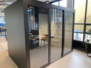 op maat gemaakte akoestische cabine met drie glazen panelen op een kantoorvloer