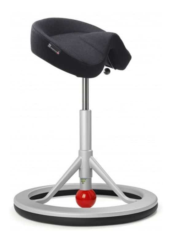 Zwarte back-app kruk voor rugklachten, met zilveren voet en rode bal eronder.