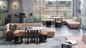 Grote ronde koffietafel bij een loungebank.