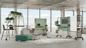 Dit is een gezellig, huiselijk hoekje in een kantoorruimte. Met de NOVA Wood tafel, een bank en twee Worklab verrijdbare Roomdividers in de kleur mint.