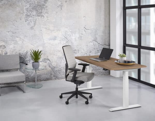 grijze bureaustoel achter zit sta bureau met witte poten en een houten blad Elektrisch zit sta bureau 140 x 80 professional