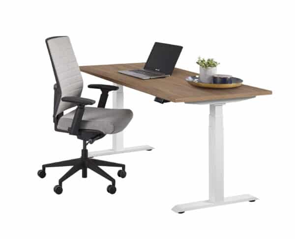 grijze bureaustoel achter een bureau met witte poten en een hout blad met daarop o.a. een laptop. Elektrisch zit sta bureau 140 x 80 professional