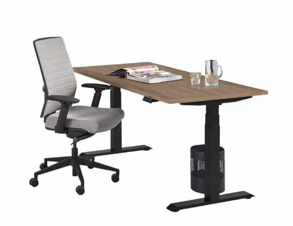 een grijze bureaustoel achter een zit sta bureau professional met zwarte poten en een bruinblad met eronder een prullenbak. Elektrisch zit sta bureau 140 x 80 professional