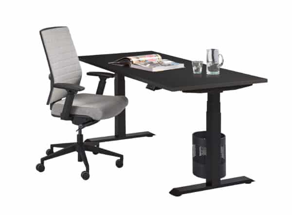 een grijze bureaustoel achter een bureau met zwart poten en een donker bruin blad met eronder een prullenbak Elektrisch zit sta bureau 140 x 80 professional