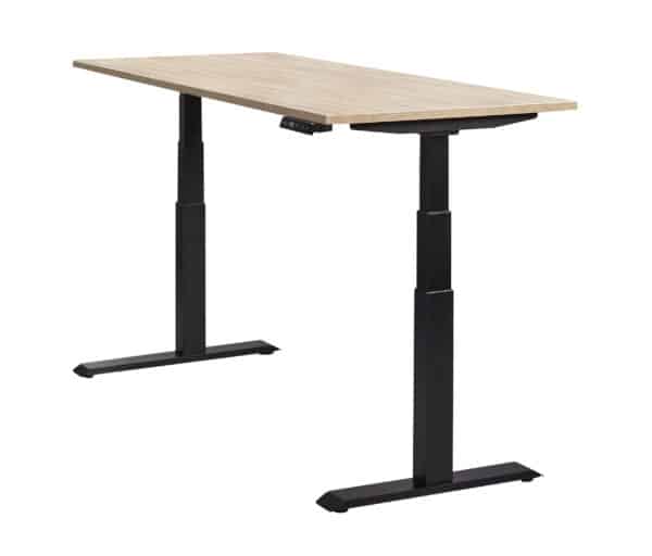 een zit sta bureau op een wit ondervlak met zwart poten en een bruin blad met verder niks om zich heen Elektrisch zit sta bureau 140 x 80 professional