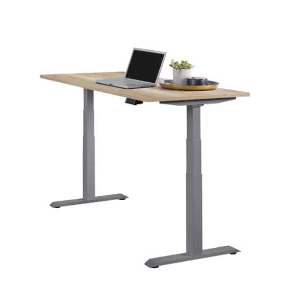 een zit sta bureau met grijze poten en een houten blad met daarop een laptop in een witte achtergrond Elektrisch zit sta bureau 140 x 80 professional