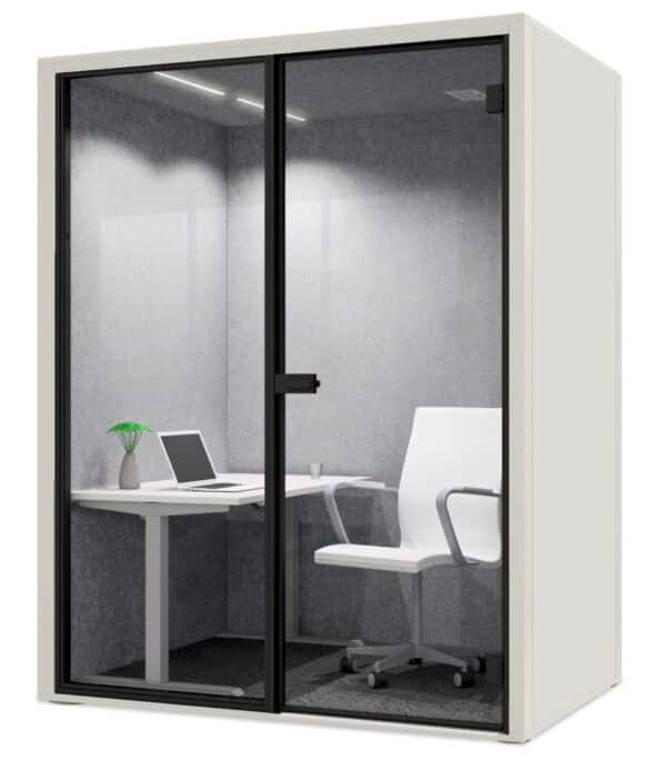 Witte achtergrond met daarvoor een akoestische werkplek. Dit is de geluidsdichte cabine Work Model PK2. De buitenkant is wit en de binnenkant is grijs. In de cabine staat een wit zit sta bureau, met een witte bureaustoel erachter.