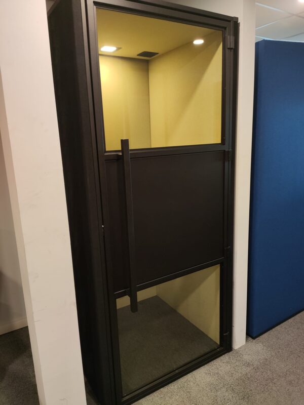 We zien een eenpersoons telefooncel staan. Dit is de tweedehands belcel Pronto. Met een zandkleurige binnenkant en antraciet vloer.