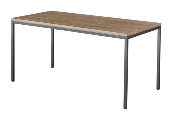 Witte achtergrond met daarvoor een tafel met zwarte poten en een beuken blad. Dit is de tweedehands kantinetafel 140x80 cm.