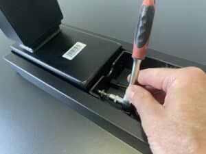 Hand bevestigt binnenkant van bladframe aan de binnenkant van de poot.