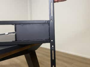 Bureaupoten liggen op hun zijkant, de bladdrager wordt naast het uiteinde van het bladframe gehouden. 