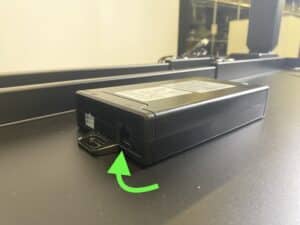 zwarte controlbox voor tussen de beams van het bladframe van het zit sta bureau. 