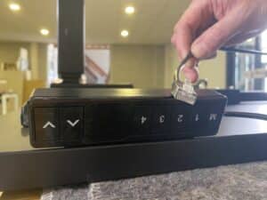 Stekker van het bedieningspaneel voor het elektrisch verstelbare bureau. 