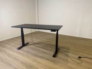 Volledig gemonteerd, volledig zwart elektrisch verstelbaar bureau. 