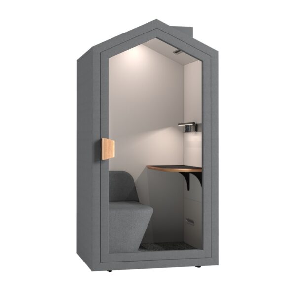 Witte achtergrond met daarvoor een grijze geluidsdichte cabine. Deze heeft de vorm van een strandhuis. Binnen zien we een hoekbankje en een leestafel. Dit is de akoestische werkplek Silent Box.