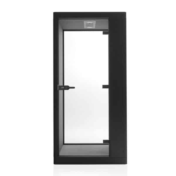 Witte achtergrond met daarvoor een zwarte stiltecabine. Deze heeft twee glazen wanden, is zwart aan de buitenkant en grijs vanbinnen. De belcel is een rechtopstaande rechthoek.