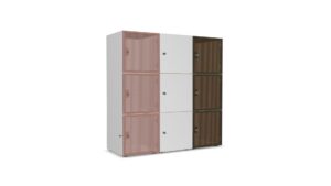 Lockerkast met negen kluisjes. Links en rechts met geperforeerd metaal. Midden met houten deuren.