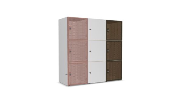 Lockerkast met negen kluisjes. Links en rechts met geperforeerd metaal. Midden met houten deuren.