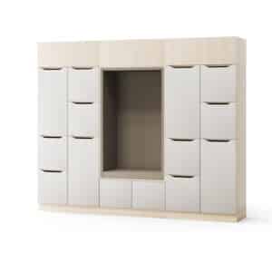 Licht houten lockerkast met beige lockers.