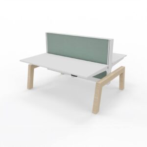 Dubbel bureau met eikenhouten poten, witte bureaubladen en een groen akoestisch scherm tussen de bureaus in. Dit is het elektrisch verstelbaar duobureau Markant.