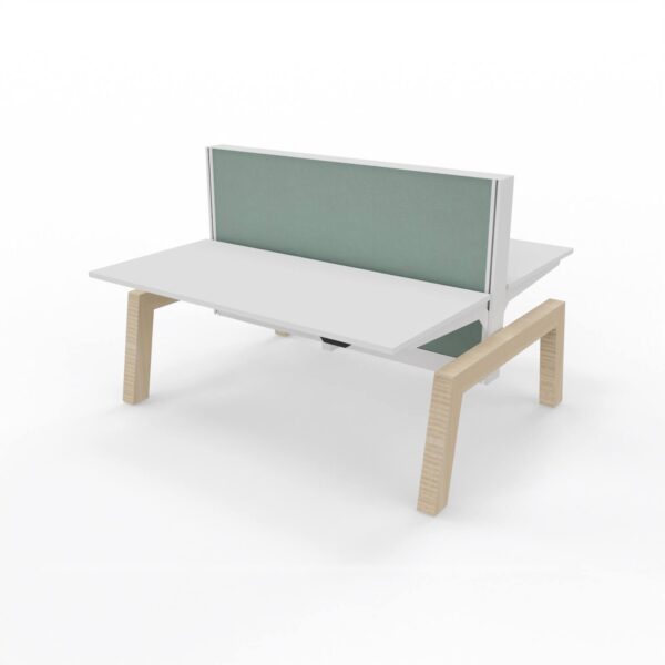 Dubbel bureau met eikenhouten poten, witte bureaubladen en een groen akoestisch scherm tussen de bureaus in. Dit is het elektrisch verstelbaar duobureau Markant.