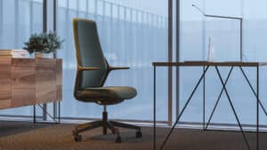 Directiestoel OFY met een bruine rug, armleuningen en zitting en kruisvoet.