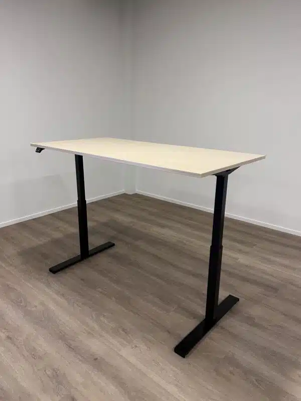 Het elektrisch verstelbaar bureau N001 met zwart onderstel.