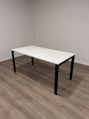 Bureau met een wit blad en zwarte poten, dit is een gebruikt bureau.