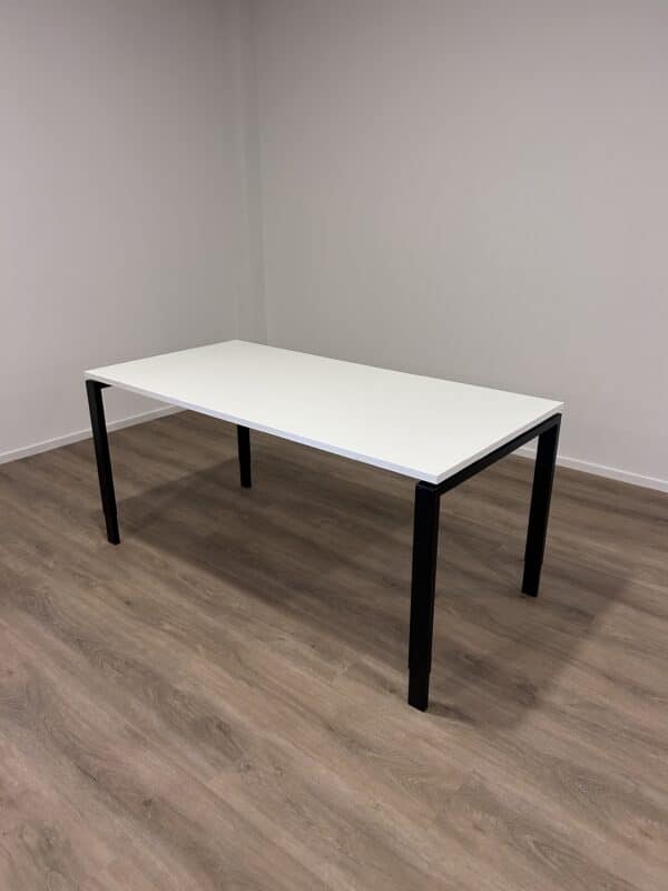 Bureau met een wit blad en zwarte poten, dit is een gebruikt bureau.