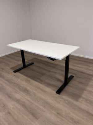 Tweedehands sta bureau met een wit bureaublad en een zwarte poot.