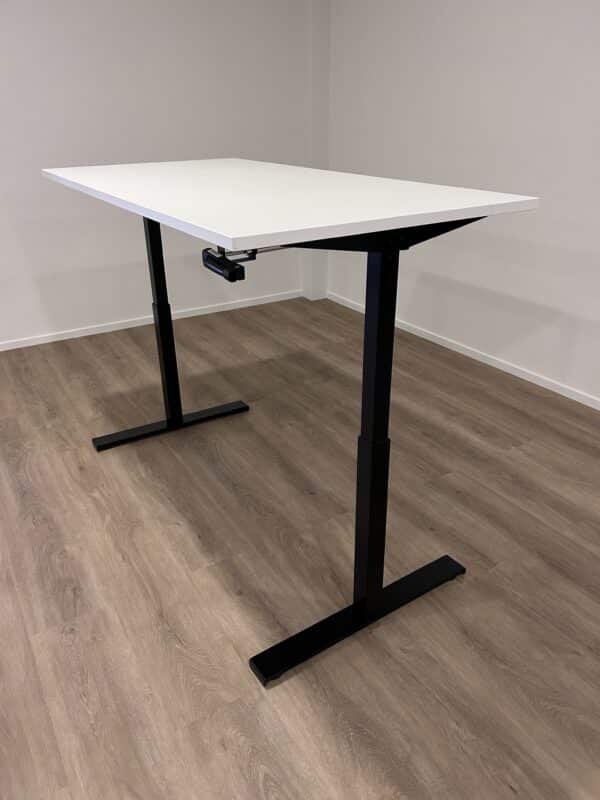 Tweedehands zit sta bureau met zwart onderstel en licht blad.