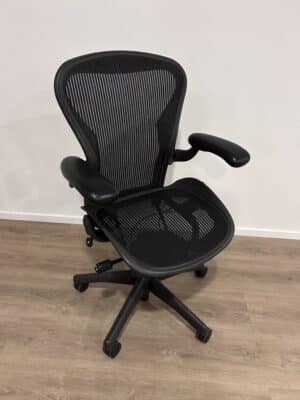 Zwarte bureaustoel met netweave rugleuning van Herman Miller.